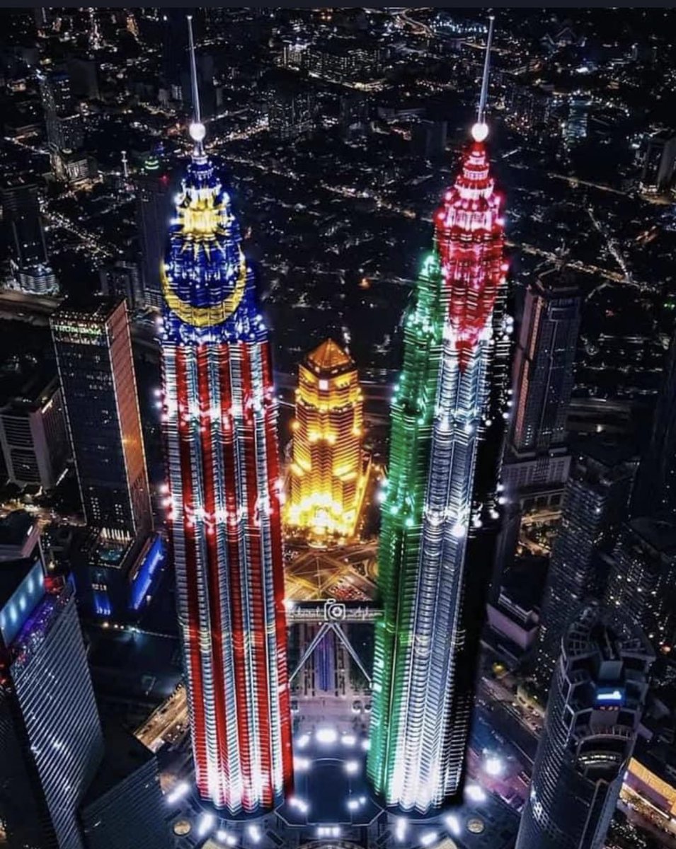 تضامناً مع #فلسطين  .. هنا #ماليزيا 👇🏻