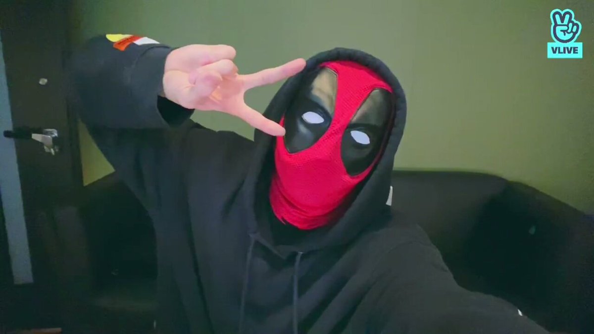 Staybobamin's tweet photo. @VancityReynolds @Stray_Kids @AviationGin AS A FAN OF MARVEL AND STRAY KIDS. I. AM. NOT. OKAY😭 

LOOK AT THIS !! HE FOOLED US THAT HE HAS A SPECIAL GUEST BUT IT TURNED OUT HE WORE HIS DEADPOOL MASK AND ACTS LIKE IT'S NOT HIM LMAO https://t.co/9vS0Yklpxm
