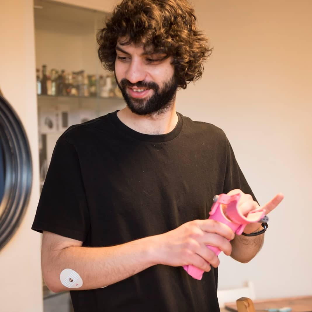 🎯 Gönüllülerden ve biyonik el startup kurucularından Ozan Aral:
🦾 Yağmur'un robotelini tamir ettik, koluna uyarladık. Tuttukları kaymasın diye silikonlu malzemeler kullandık. Biyonik el için sinyalin kalitesine baktık ve gayet iyiydi. 
Bir de kedileri köpekleri sevdik. 😍