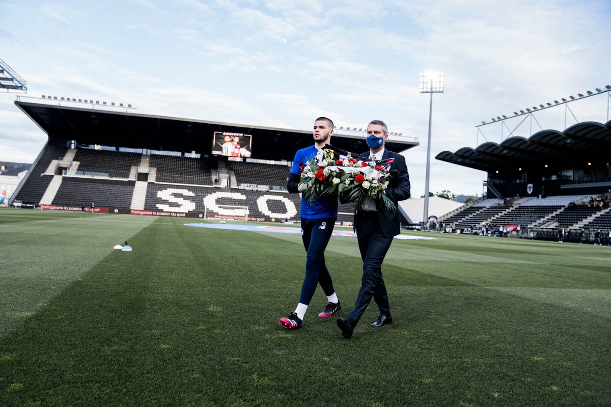 losclive's tweet photo. Pour toi, Alexis ❤️

Nous avons une pensée émue pour ce fan du LOSC parti trop tôt... 

#SCOLOSC https://t.co/JK9ay01LEX