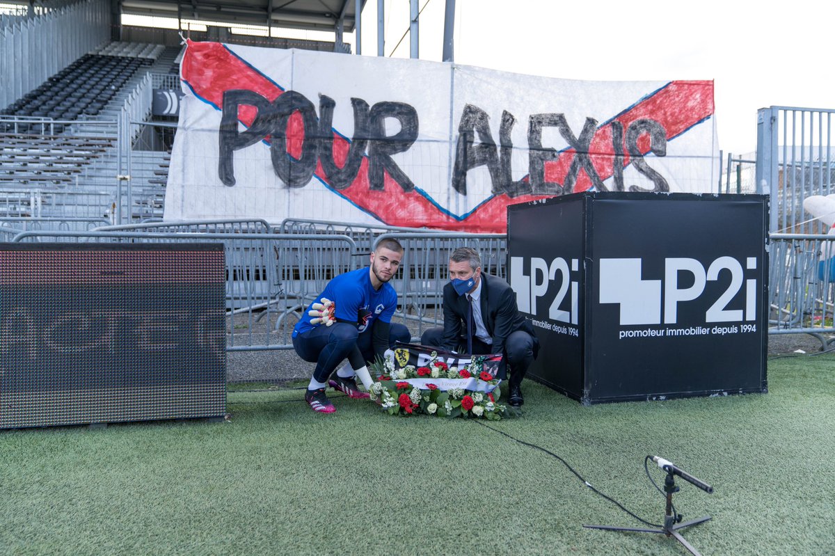 losclive's tweet photo. Pour toi, Alexis ❤️

Nous avons une pensée émue pour ce fan du LOSC parti trop tôt... 

#SCOLOSC https://t.co/JK9ay01LEX
