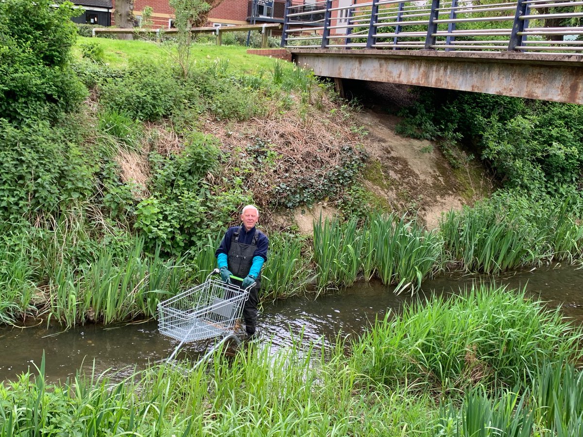 HarP_pickers's tweet photo. Come hell or high water (though not lockdowns) our river picking team get deep and dirty! We also keep a yearly record of items fished out of the river #litterpicking #river #welland #keepbritaintidy #someonesgototodoit #Heroes https://t.co/1vMYbkT9gm