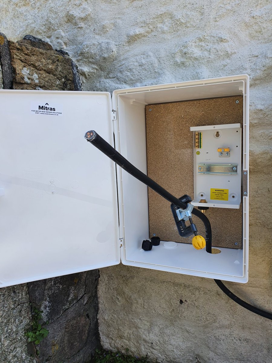 SmartrrElec's tweet image. Terminating some SWA in the sun...☀️
...
@CK_tools Armourslice and @swaonlineuk Storm glands and earth nuts making terminating into a @cpfusebox enclosure a doddle.
...
What are your go to tools and options for SWA girls and guys.?