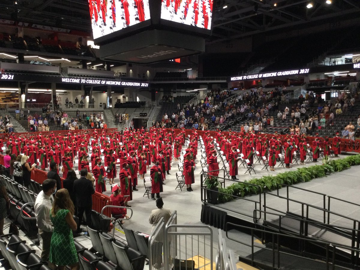 UCincyMedicine's tweet photo. The @uofcincy College of Medicine Class of 2021! https://t.co/9hHonC3S70
