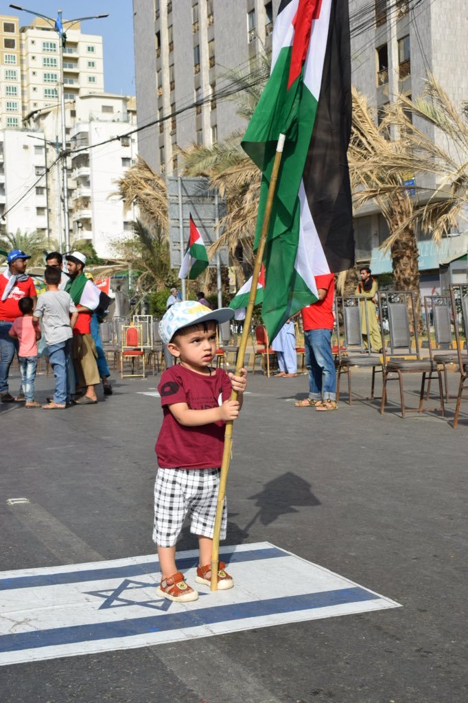 ONE_MILLET's tweet photo. "The victory march will continue until the Palestinian flag flies in Jerusalem and in all of Palestine."

#PalestiniansLivesMatter #فلسطين_تنتصر 
 
#PalestineMarch_Pak at Karachi today ! 👇 https://t.co/H43u2RhFUY