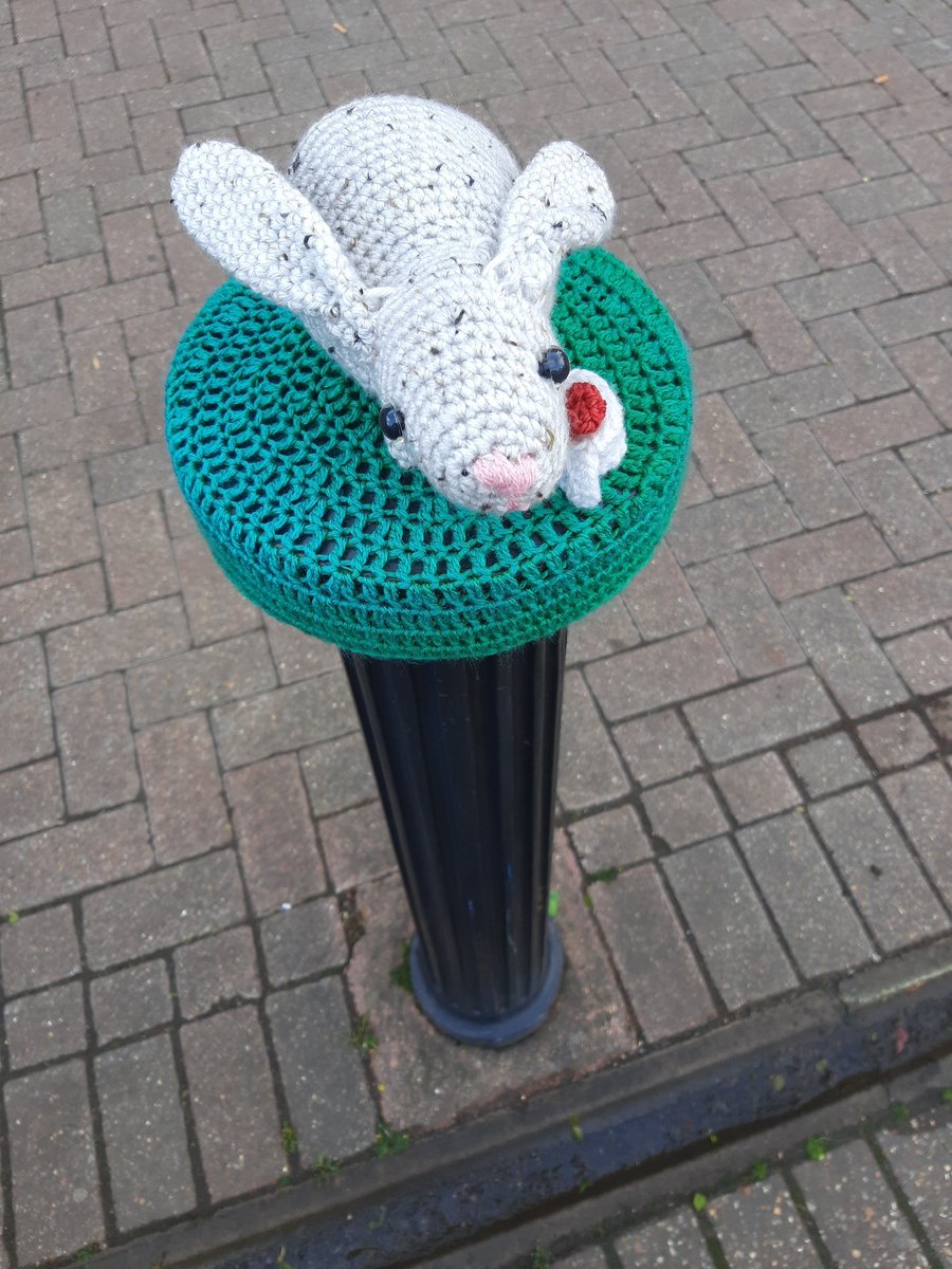 TVP_ChiltSBucks's tweet photo. Whilst carrying out patrols in Farnham Common I have seen various different crocheted designs on the letter box, the library and on post covers throughout lock down. Would just like to say thank you to the person who makes them. #keepcrocheting #keepsmiling #C9715 https://t.co/2fxuvbdYse