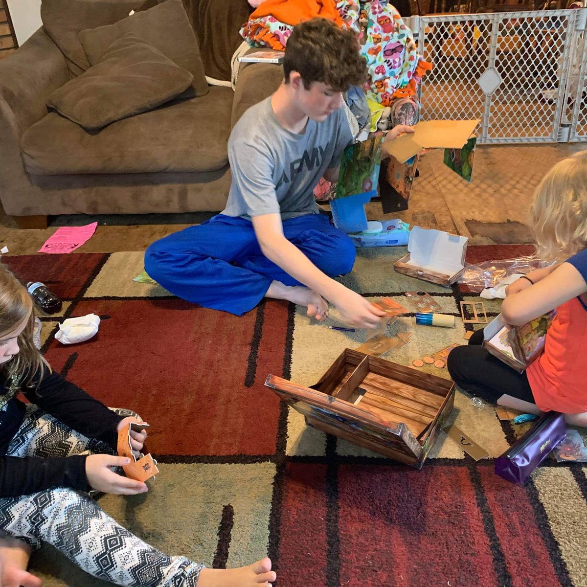 SarriBruck's tweet photo. The kids loved their #boxitalegames from @tryazon and @boxitale. They were able to try the Witch's annual race & The Knights of Nature. They had fun both setting it up and playing. Thank you #tryazon & #boxitale
#boardgames #gamenight #boxitalegames #Tryazon https://t.co/xq4EVecFlT