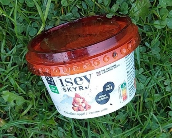 StefHoitink's tweet photo. Bijna een geheel ontbijt bij elkaar geraapt deze ochtend.
(Maandje over de datum)
Flesje #Vifit
Snoeptomaatjes
Bakje #quinoa
Bakje #Isey #Skyr
Wat voor een (rijk) #persoon ben je, wanneer je dit soort producten (ongeopend) gewoon in de natuur flikkerd? https://t.co/EzU7MmjaMN