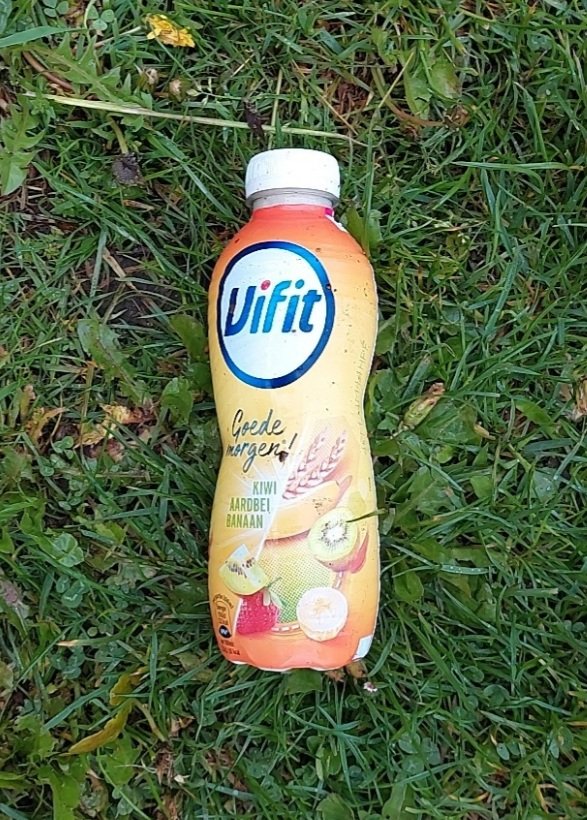 StefHoitink's tweet photo. Bijna een geheel ontbijt bij elkaar geraapt deze ochtend.
(Maandje over de datum)
Flesje #Vifit
Snoeptomaatjes
Bakje #quinoa
Bakje #Isey #Skyr
Wat voor een (rijk) #persoon ben je, wanneer je dit soort producten (ongeopend) gewoon in de natuur flikkerd? https://t.co/EzU7MmjaMN