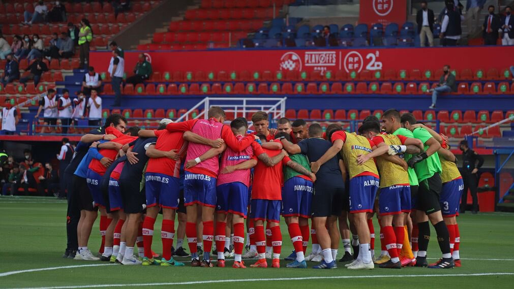 daniespejo3's tweet photo. Viva imagen de lo que ha sido este equipo, UNA FAMILIA. Lo intentamos, lo disfrutamos... y que nos quiten lo bailado. FORZA SHIRA 🔴⚪️ @AlgecirasCF https://t.co/FfFM9lEgVt