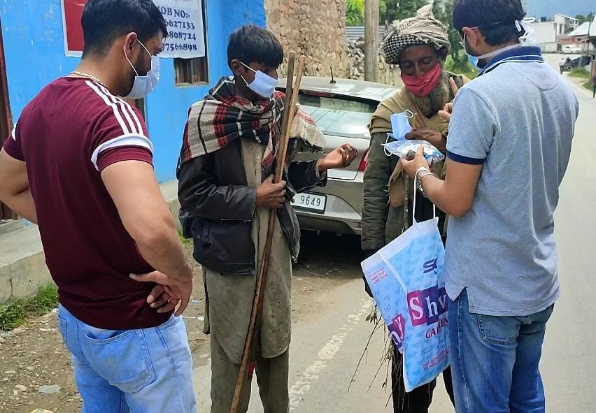 srinivasiyc's tweet photo. Distribution of #IYCToolkit which includes basic medicines by #SOSIYC team in Kishtwar J&amp;K. https://t.co/uRzNqeGkwJ