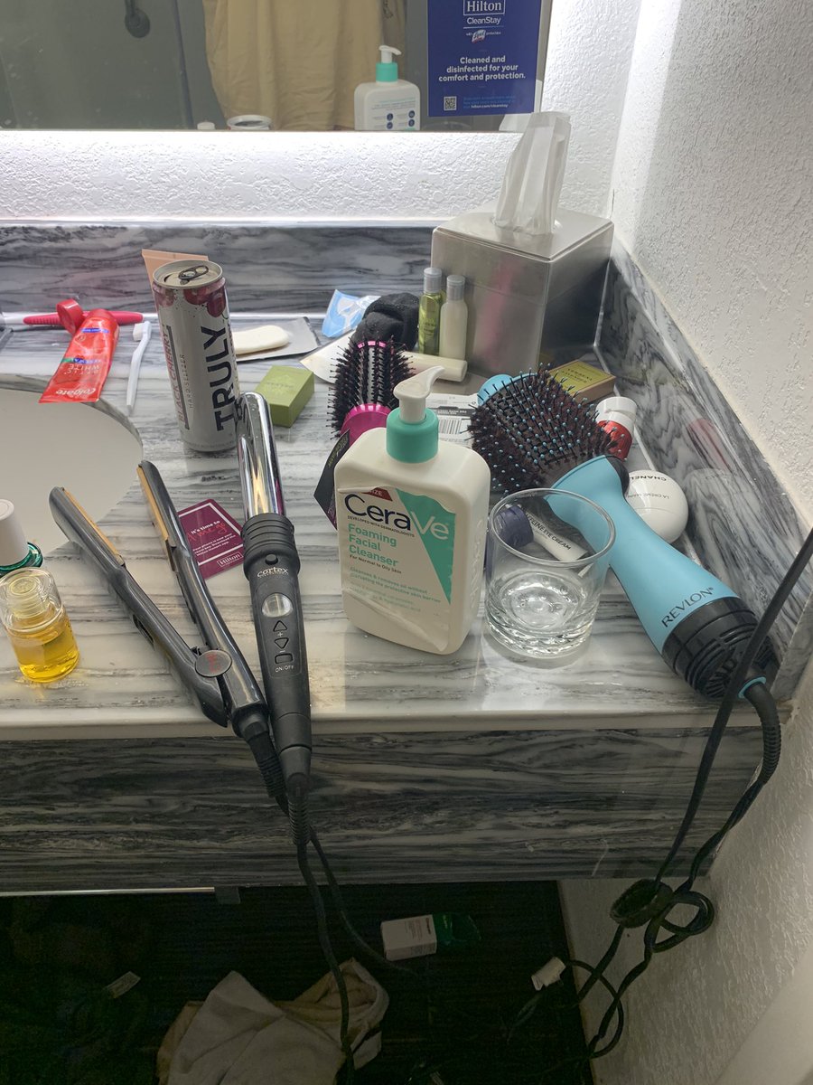 camcamrivers's tweet photo. This is “the girls are getting ready” https://t.co/fHzNKzE1ou