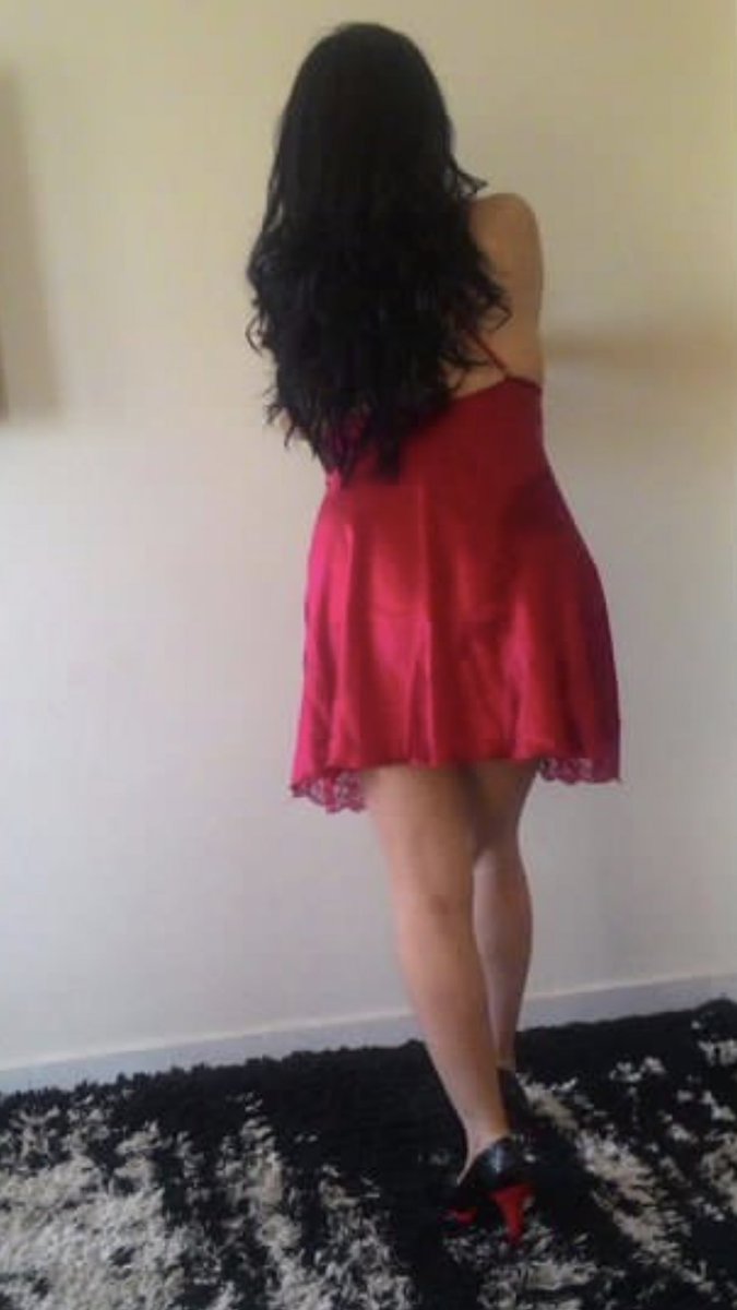 من اب ساكنه في  صنعاء  متزوجه زوجها  مغترب عمرها 26 سنه   ساكنه في شارع خولان تخرج معك او تجيها لشقتها الي  يناسبك قبل كل شي سوي أعاده تغريدة وتعال خاص 💋💋