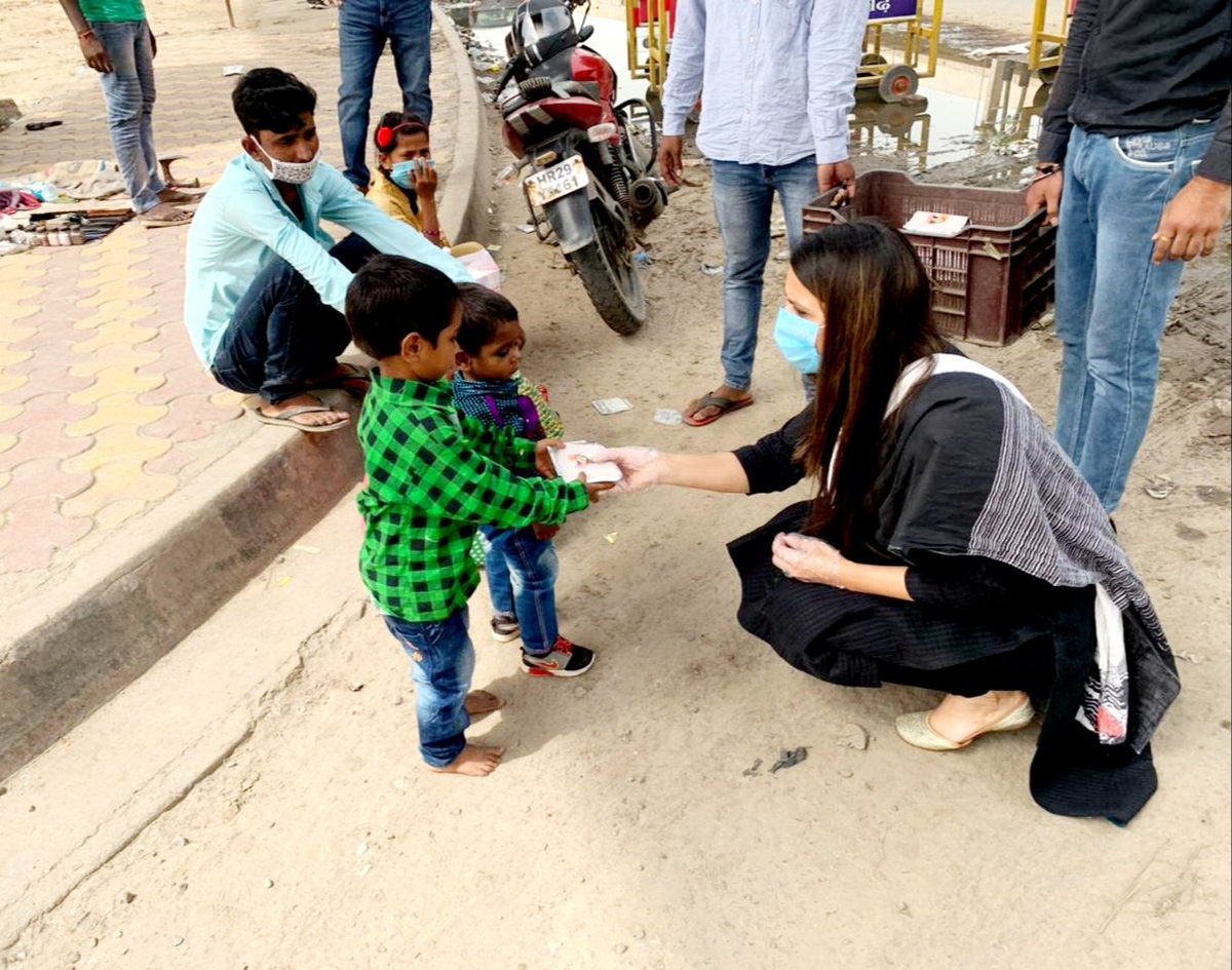 ParagSharmaINC's tweet photo. प्रेम और करुणा आवश्यकताएं हैं, विलासिता नहीं...उनके बिना मानवता जीवित नहीं रह सकती...
#MeraBallabhgarhMeriZimmedari 
#FoodDrive 
#Location2
@Allavaru @srinivasiyc @CHOTIWALA @IYC @sosiyc @INCHaryana https://t.co/MdX2SyNui9