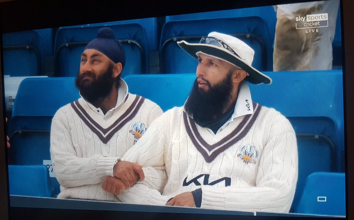 A British Sikh and a South African Muslim, arm in arm, in English domestic county cricket. Something a little bit special about this. 

#SurreyCCC #CountyCricket2021 #CountyCricket @surreycricket @AmarSinghVirdi @amlahash @BaljitRihal @InventiveSports