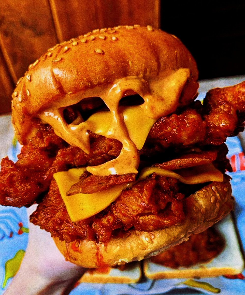 FoodCraveries's tweet photo. Who's up for a snack?
Choose 🍔🍟🥣🥯 #foodie #food https://t.co/6RsNRObpfz