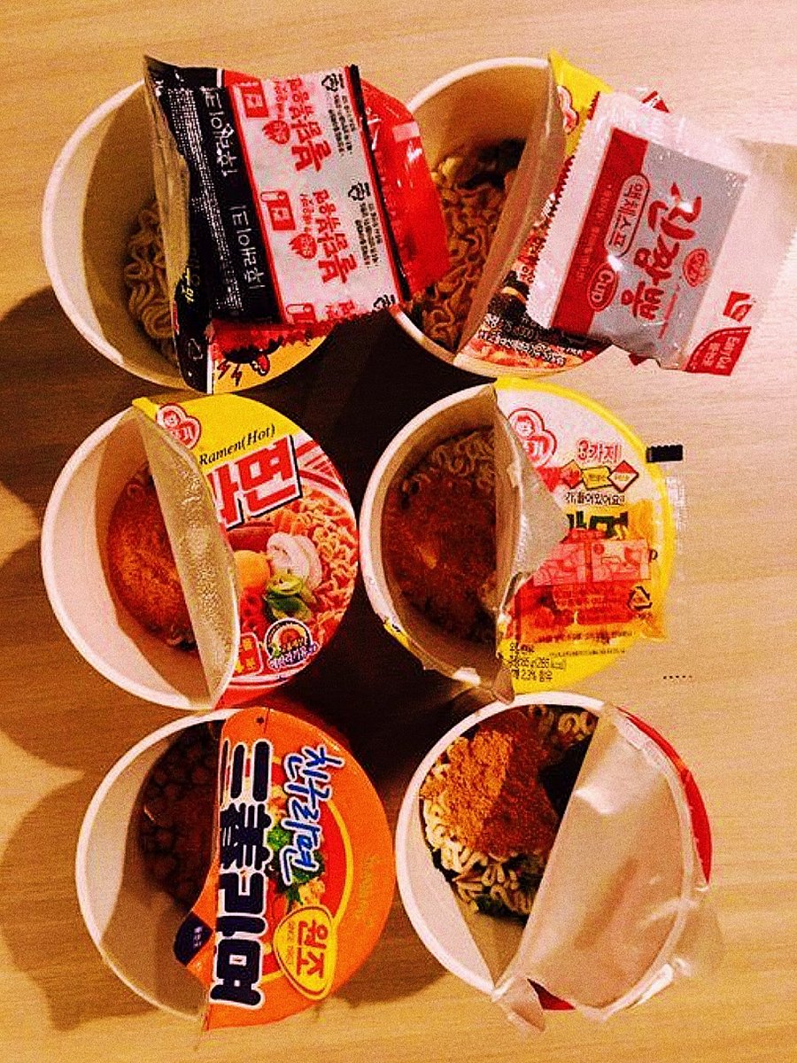 FoodCraveries's tweet photo. Who's up for a snack?
Choose 🍔🍟🥣🥯 #foodie #food https://t.co/6RsNRObpfz