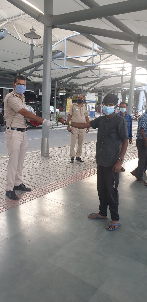 DCP_IGI_Delhi's tweet photo. IGI Airport Police launched special drive to encourage People to #WearAMask and #followSocialDistancing. Masks were distributed among public and those found violating the norms were also gifted a red rose as a non-coercive action and novel gesture by Delhi Police @DelhiPolice https://t.co/Wab5nrVqOD