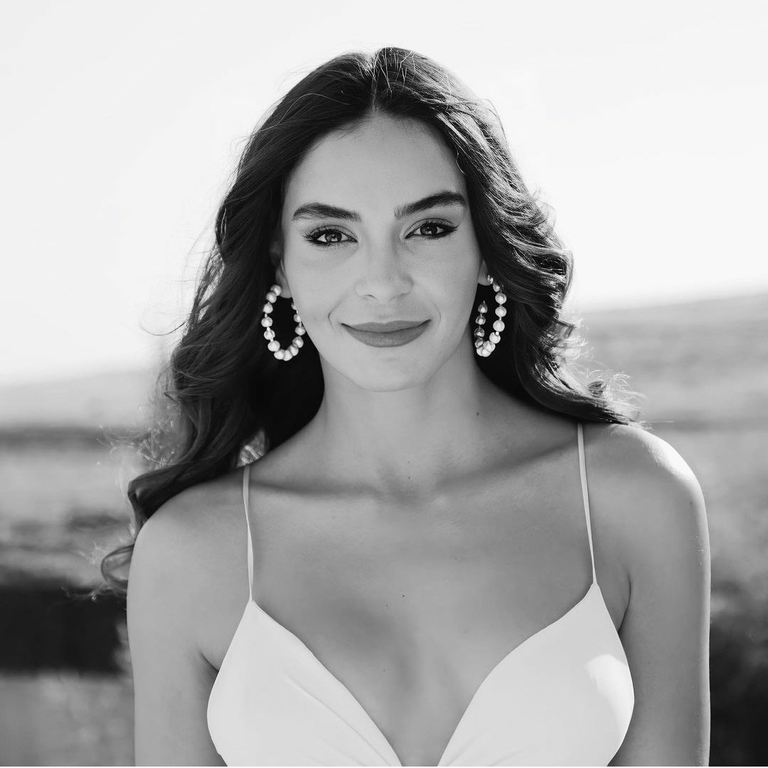 #Hercai dizisinde gösterdiği performans ile büyük beğeni toplayan #EbruŞahin'e uzun süredir yüksek prodüksiyonlu şirketlerden teklifler geliyormuş. Yeni sezonda ekranda görmeye hazır mısınız? 👌