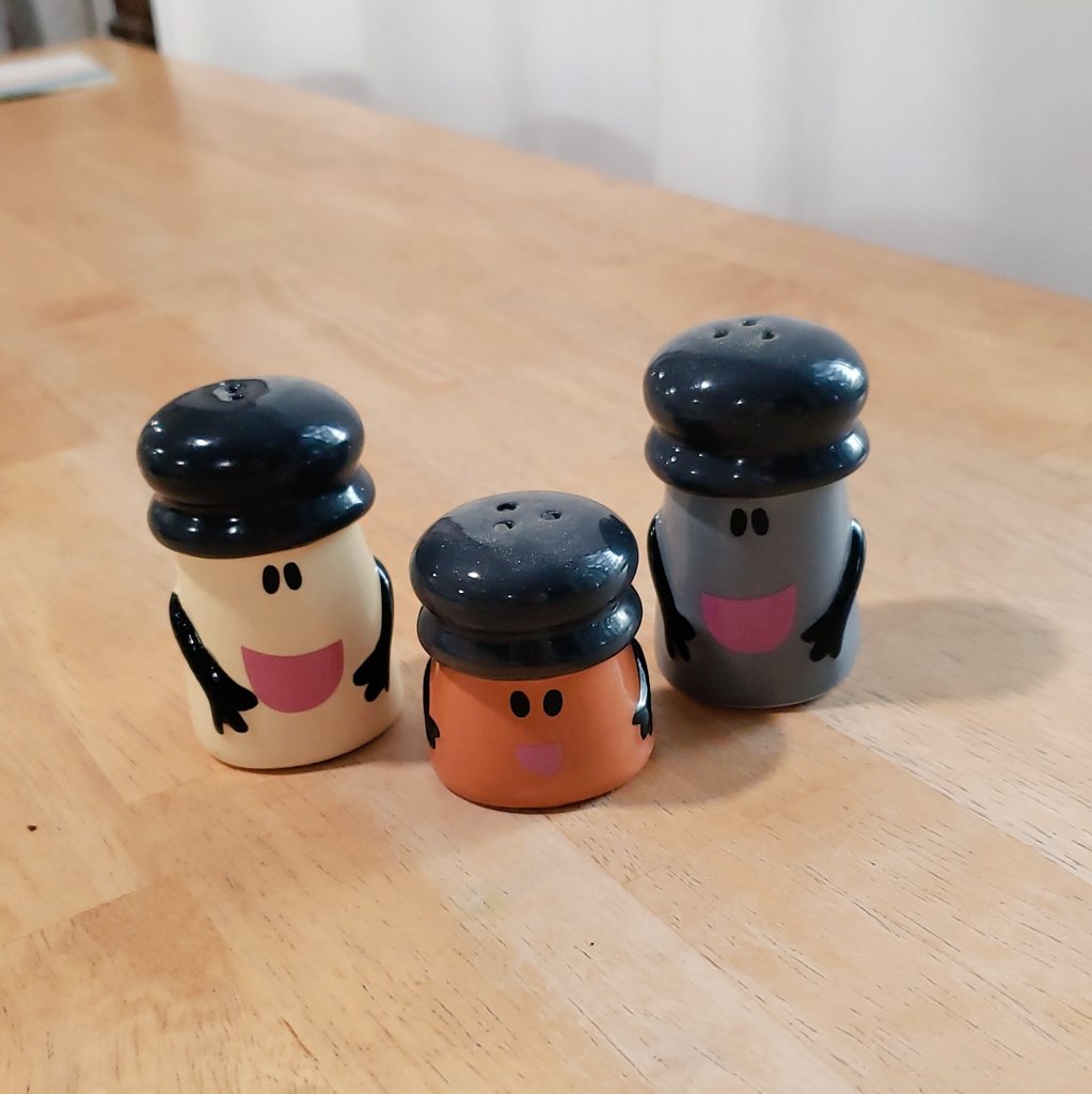 Hugh McIntyre on X: My sister's salt and pepper shakers are