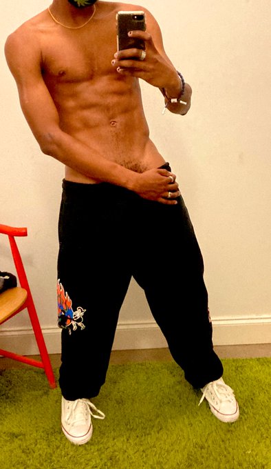 Baggy clothes> https://t.co/Q9xzL255JD