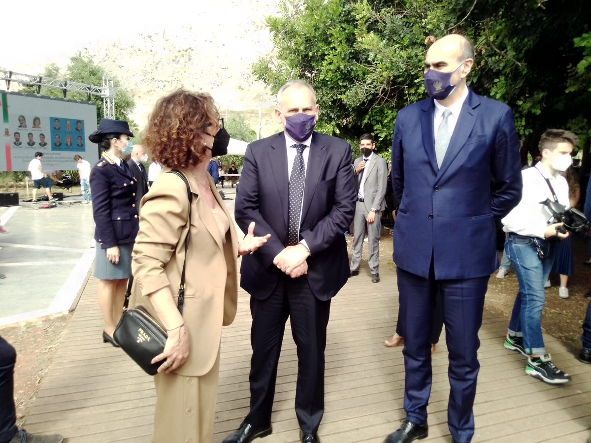 poliziadistato's tweet photo. #23maggio
#CapodellaPolizia al Giardino di #Capaci dove Associazione #QS15 e tanti giovani studenti sono uniti per ricordo vittime strage. Stefano Ghisolfi delle #Fiammeoro scala simbolicamente collina casina "No #Mafia " a testimoniare sconfitta #Cosanostra
#essercisempre https://t.co/4SFPK7xB4f