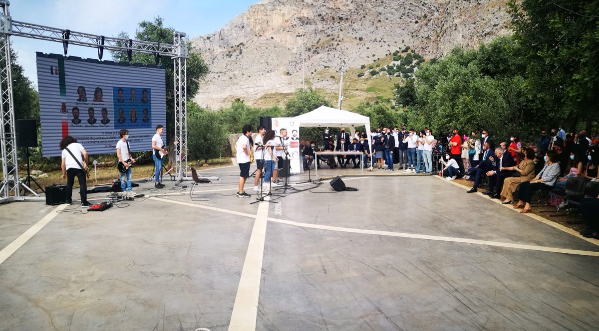 poliziadistato's tweet photo. #23maggio
#CapodellaPolizia al Giardino di #Capaci dove Associazione #QS15 e tanti giovani studenti sono uniti per ricordo vittime strage. Stefano Ghisolfi delle #Fiammeoro scala simbolicamente collina casina "No #Mafia " a testimoniare sconfitta #Cosanostra
#essercisempre https://t.co/4SFPK7xB4f