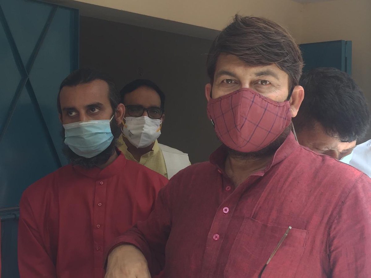 howindie_'s tweet photo. पूर्वांचल मोर्चा, भाजपा और स्वच्छ एंड हेल्थ रसोई द्वारा आज ग़रीबों में खाना और एक ऐम्ब्युलन्स और शव वाहन को शाहदरा जिले के विश्वास नगर में उत्तर पूर्वी दिल्ली के सांसद मनोज तिवारी जी ने हरी झंडी दिखाकर की शुरुआत @ManojTiwariMP @PTKaushalMishra @BJP4Delhi #howindie https://t.co/pOXg6WliGk