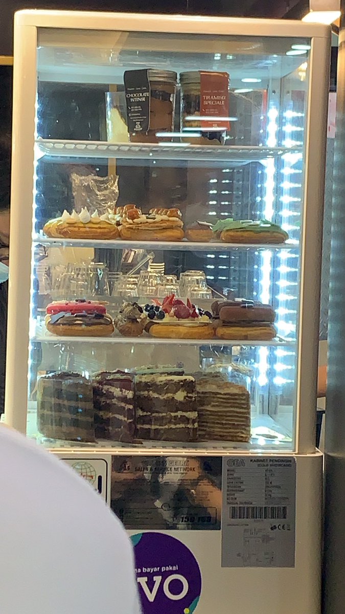 deardeariska's tweet photo. Paginya liat tweet tentang Don Bakeshop. Siangnya gas. Kalap 🥲 Kubeli: Quiche Croissant, Croffle topping Lotus, Kouign Amman, Cinnamon Roll, Cheese Cake Croissant, Seeded Croissant, Varlhona Noissette, Salted Egg Croissant, Babka. Pengen Canelle dan Cube Croissants nya tapi abis https://t.co/ZXusH4MEbE
