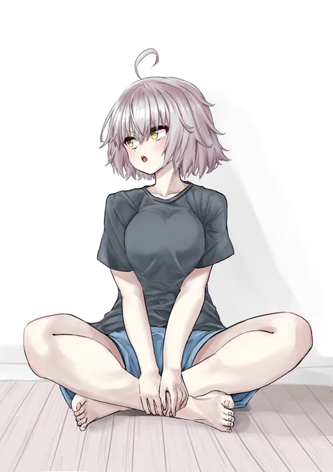 拗ねてる邪ンヌ「別に全然怒ってないわよ。あんたがかまってくれない事くらい気にしないわ…。」(めちゃくちゃ気にしてる)
 #FGO 