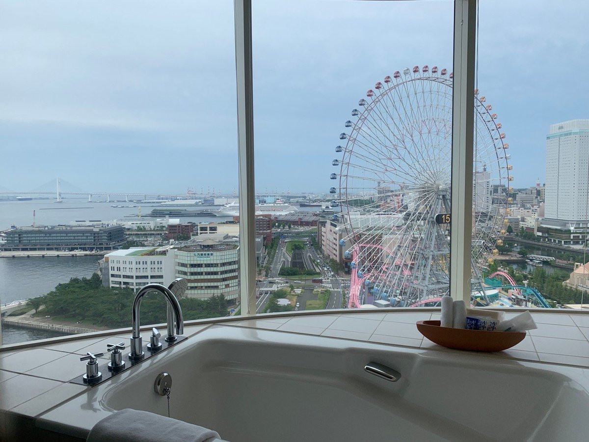 morit0735's tweet photo. 大事な人の誕生日なので少し贅沢。横浜ベイホテル東急のビューバスルームに宿泊してきました。よろこんでくれてよかった！

#誕生日　#横浜　#ホテル　#夜景　#ビューバス　#横浜ベイホテル東急 https://t.co/QlavjEy7vK