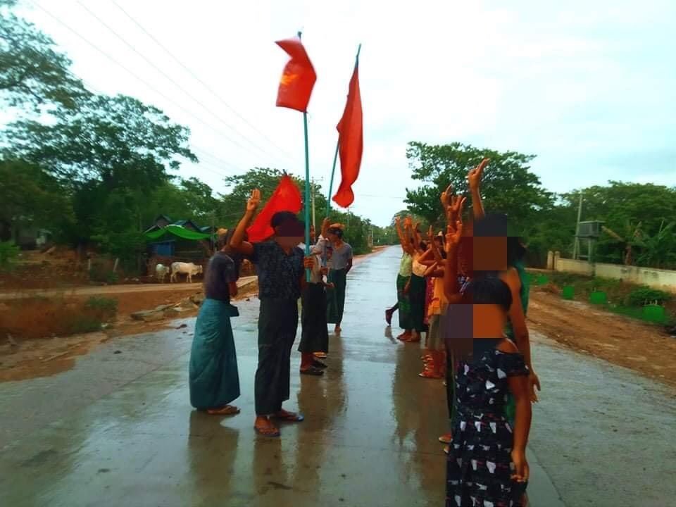 SpringBago's tweet photo. " The spirit of revolution will not be ruined by rain like water spilled paper."
People from #Welet tsp , #ShweBo district showed their defiance to Regime despite the rain on May 23.
#May23Coup
#WhatsHappeningInMyanmar https://t.co/ol0cP78wPY