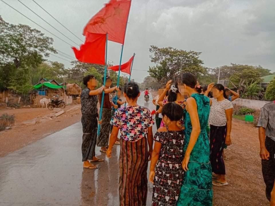 SpringBago's tweet photo. " The spirit of revolution will not be ruined by rain like water spilled paper."
People from #Welet tsp , #ShweBo district showed their defiance to Regime despite the rain on May 23.
#May23Coup
#WhatsHappeningInMyanmar https://t.co/ol0cP78wPY