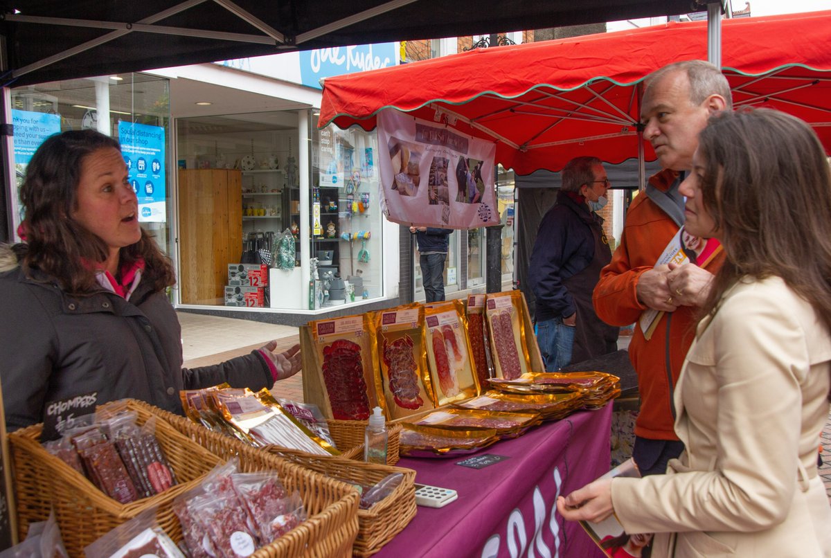 Enjoyed showing <a href="/EdwardJDavey/">Ed Davey</a> around #Chesham market on Saturday.

The last year has been tough - we must do more to support our small businesses.