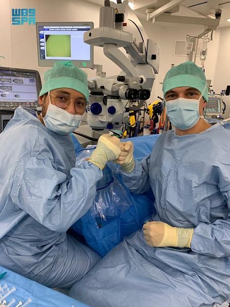 طبيب سعودي مبتعث لـ #فرنسا يتمكن من إعادة البصر لمريض فرنسي، حيث قام بفكرة مُبتكرة لزراعة عدسة جديدة باستخدام التثبيت الذاتي بدلاً من الخياطة داخل العين.

.
.