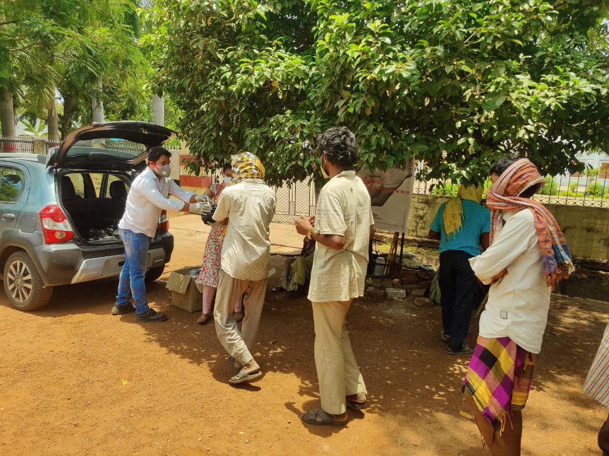 MrtiIndia's tweet photo. Our today's food packet distribution program for poor people and laborers at Bharat Mata High School and Railway Station #Bilaspur.

#ThankYou team #Bilaspur

#TogetherWeCan

@BilaspurDist
@SPBilaspur 
@IpsDangi
@ChhattisgarhCMO
@bhupeshbaghel https://t.co/X2wGk2i26a