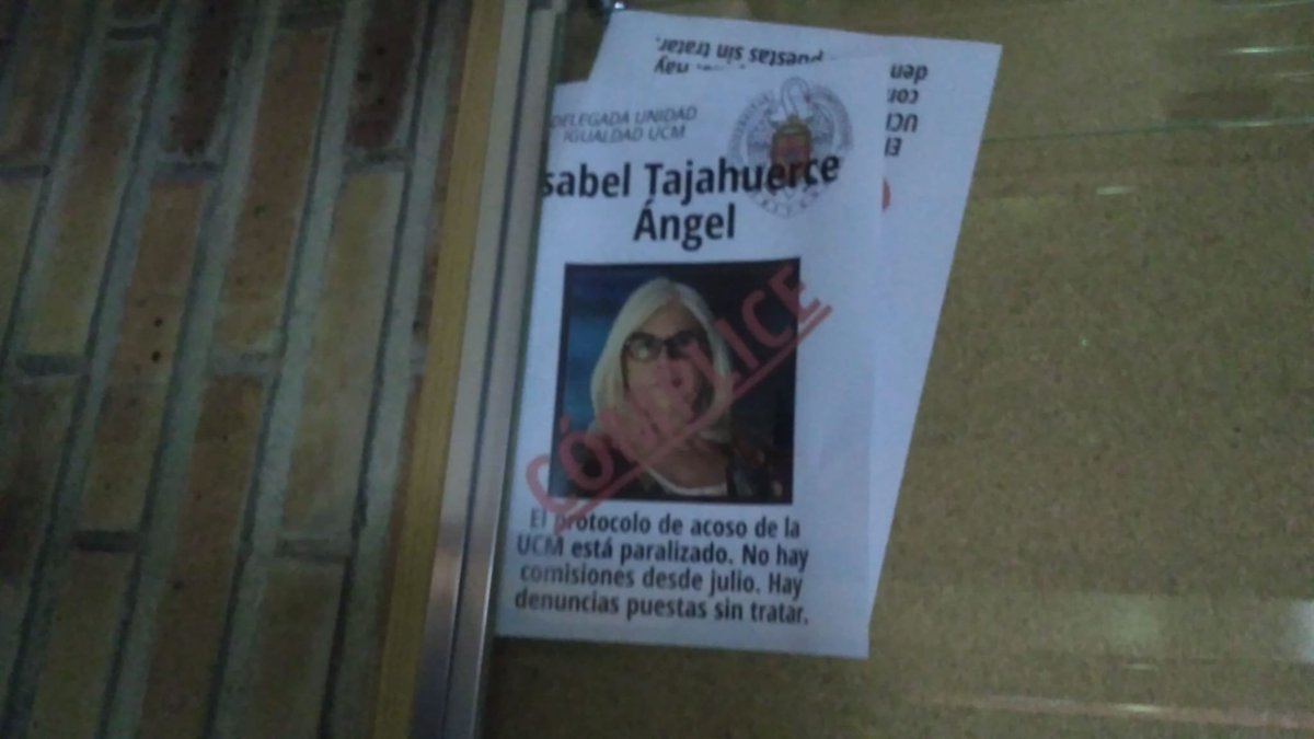 PaulaMartnPlz's tweet photo. Facultad de Ciencias Políticas y Sociología de la @unicomplutense. 25 de Noviembre de 2019. Las estudiantes ponen fotos y nombres de profesores que acosan a sus estudiantes. También señalan al Rector Joaquín Goyache y a la Delegada de Igualdad Isabel Tajahuerce como cómplices. https://t.co/U2ZEFtC7jD