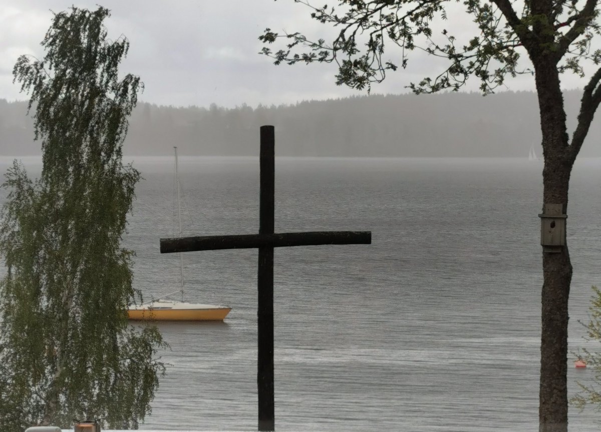 FinellLotta's tweet photo. Vi drabbades väl inte av tungor av eld när vi (fyra personer) träffades vid korset men däremot ett "särlaregn".
#pingstdagen https://t.co/ri3LNlv1lo