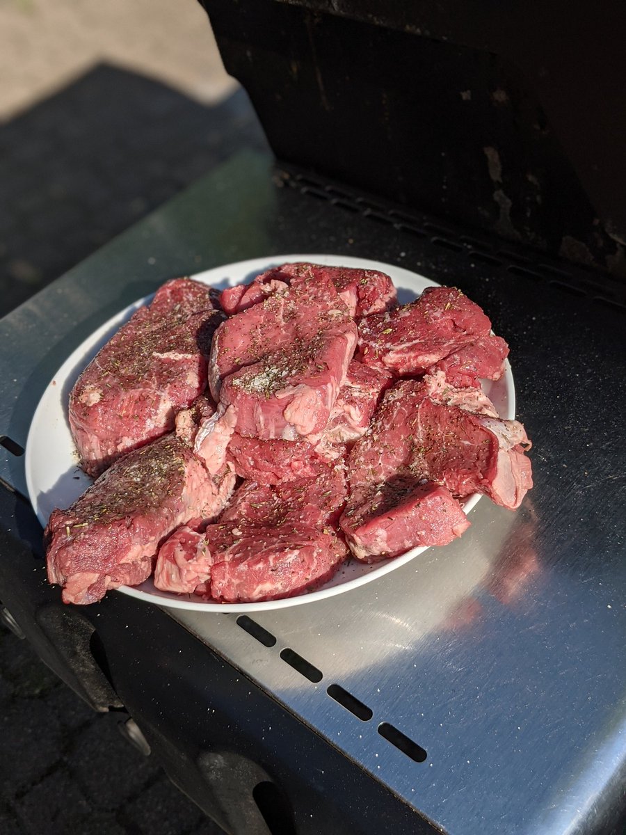 malorkis45's tweet photo. Lovely steak tenderloin dinner last night.
#Steak
#meat
#summertimecookout https://t.co/5gowysRwDB
