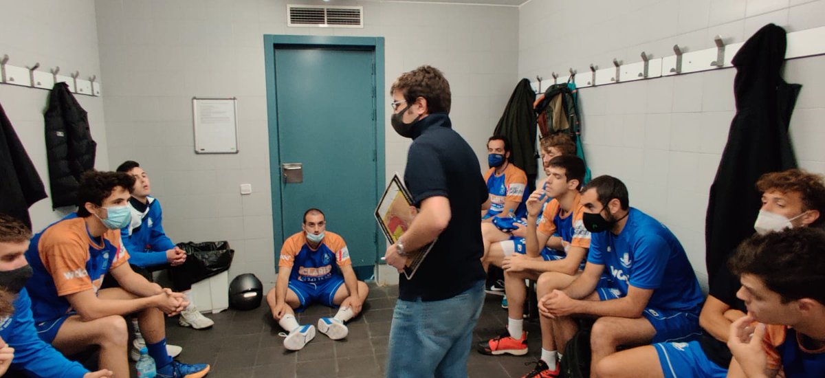 BasquetLldG's tweet photo. Derrota del SAM @VerdiInfo per 82-72 vs @CbCiutatVella. Després d'una bona 1a part hem fet un 3er quart molt dolent que ens ha passat factura. Contents de la temporada  amb gran actitud, participació dels joves i exemple dels veterans. Gràcies @Canyes11 per tot! Sempre BLAU. https://t.co/Psiz8JoAaJ
