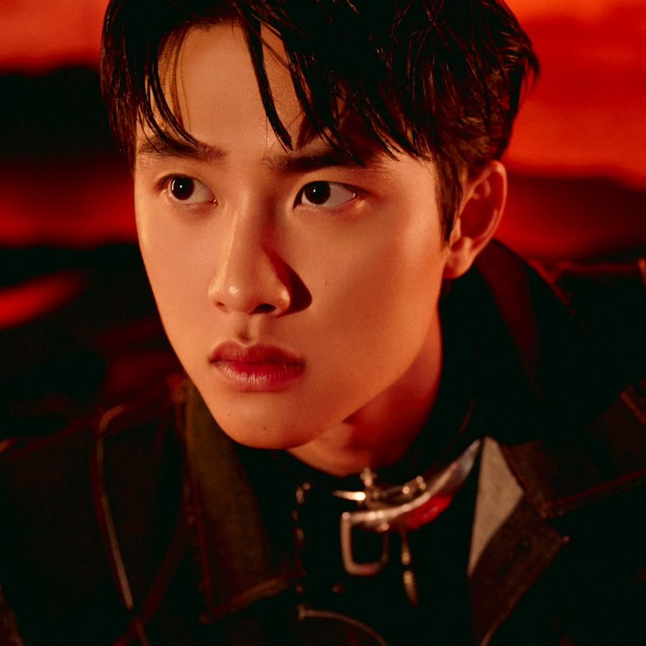 KSOOVIBE's tweet photo. i think dandanies have already passed away due to ksoo's hairstyle and outfit are yall seeing that necklace 🥵🥵 https://t.co/oGOJRWc5ZQ
