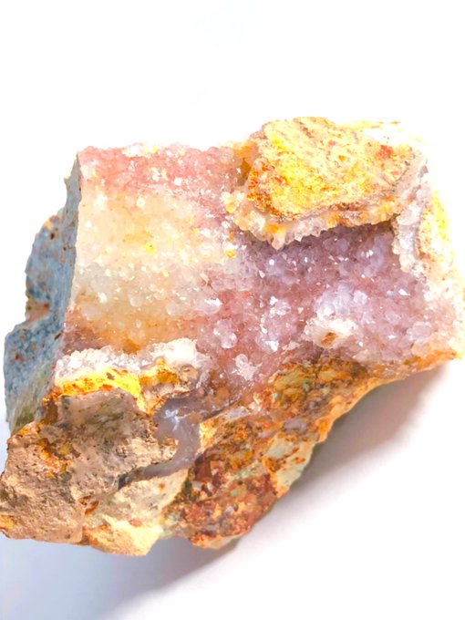 以前に採集した泥まみれの水晶が出てきたんで洗ってみたんですが、多分これアメジストです。
(写真だとピンクっぽく写っちゃいます) 