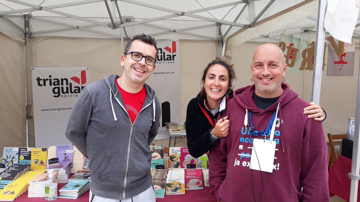 Edtriangular's tweet photo. Avui ens ha visitat l’autor del llibre “La mirada horitzontal” David Vázquez a @LiteralBCN.
Un llibre que convida a la reflexió sobre la situació de les persones sense llar.

#sensellarisme #nousensellarisme #triangularedicions #firaliteral #llibrelocal #editorialsantifeixistes https://t.co/f7m74PUmMs