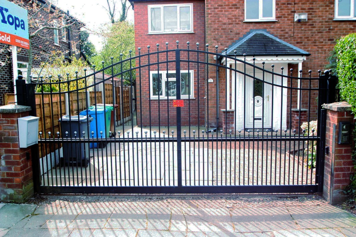 HowickAutoGates's tweet photo. A tracked #slidinggate fitted over 10 years ago to protect the students living in the property; @FAACUKLtd 746 operator, two photocells, ASO edges and indus kit by @EasyGates, @VidexSecurity intercom/keypad. All still going strong #gateautomation #simplyautomatic #securitygate https://t.co/tGJRLhS4KL