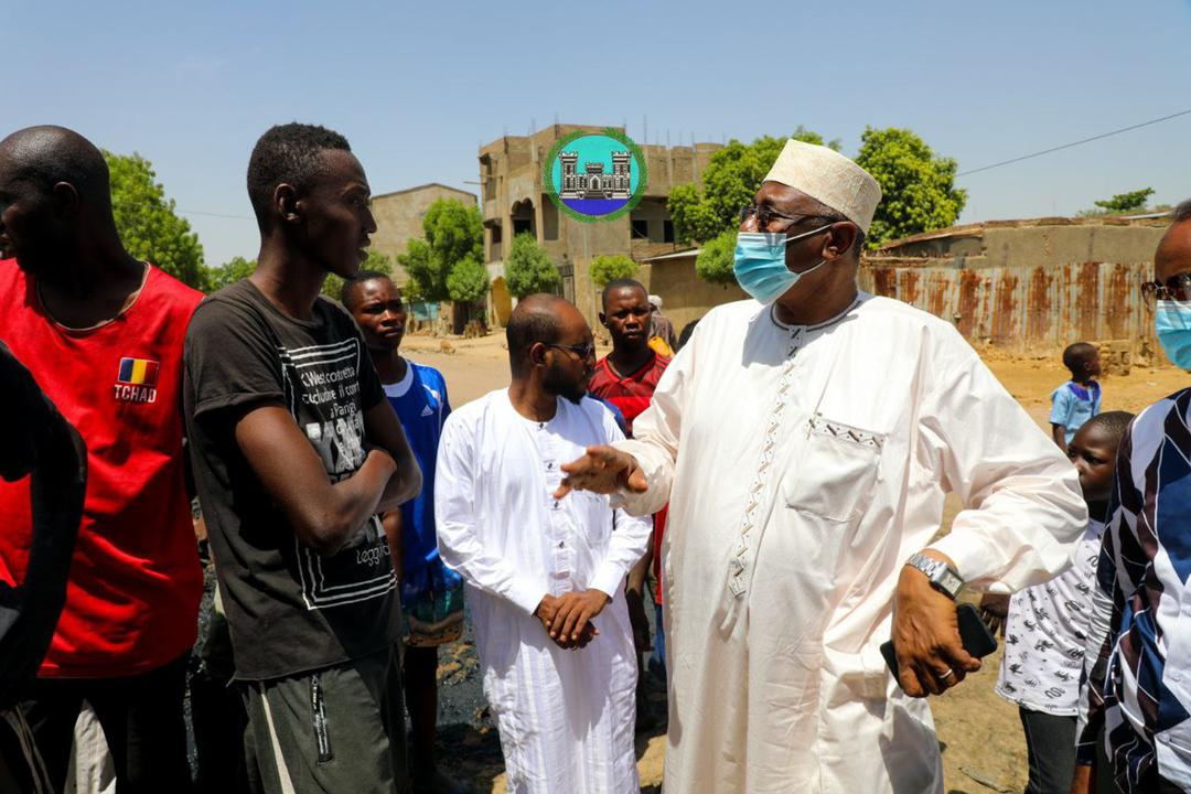 itselvis_'s tweet photo. Après avoir vu mon petit direct sur Facebook hier, le maire de la ville de N'Djamena, monsieur Ali Haroun a décidé de venir nous visiter afin de nous féliciter et de nous encourager pour cet acte citoyen https://t.co/BxL1bzsGo6