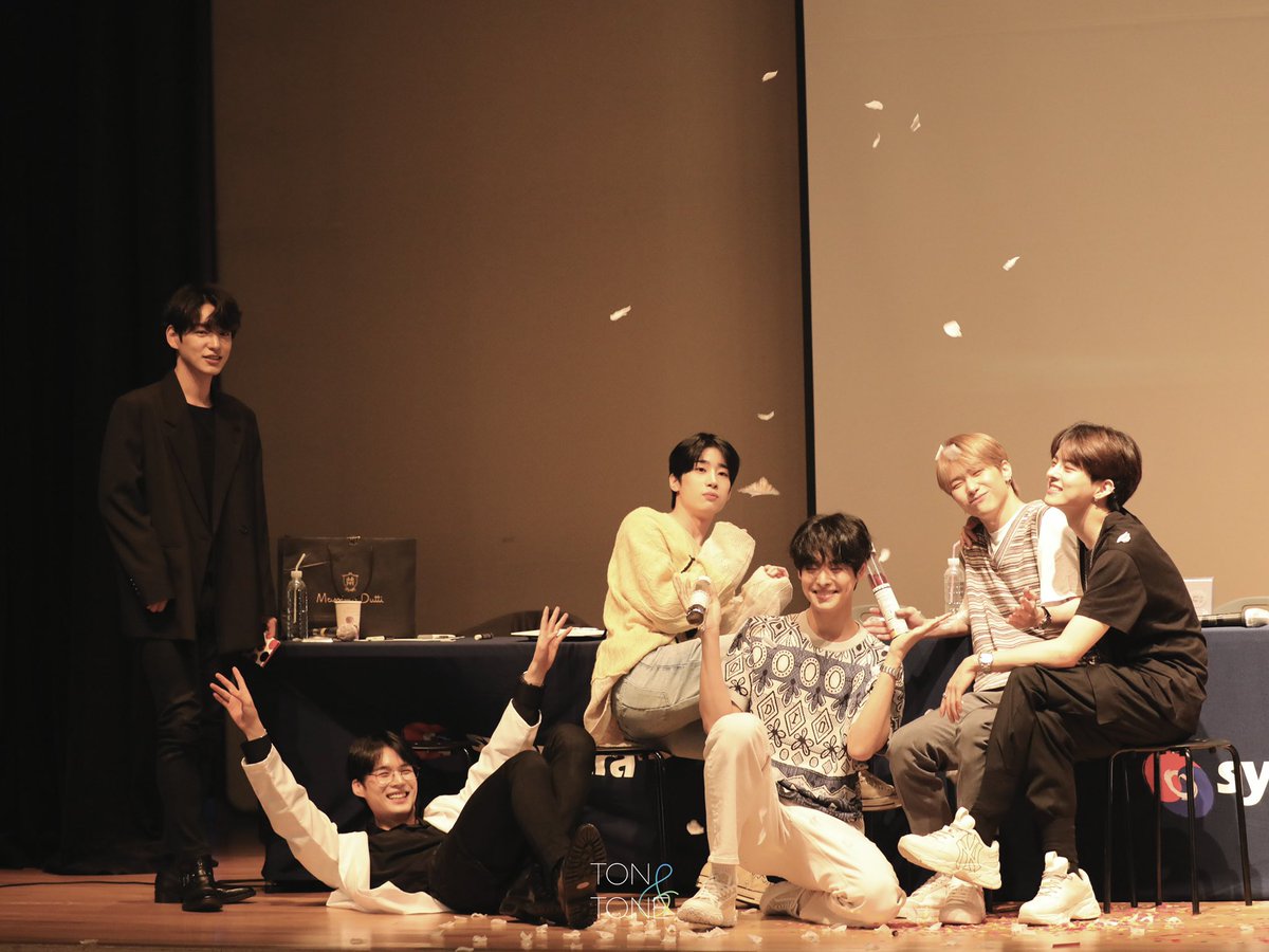 TON__TONE's tweet photo. 210523  신나라 하울링 대면 팬싸

폭죽 반응 다 다른 빅토니들💛💙

#빅톤 #VICTON https://t.co/V3gtQGnvBa