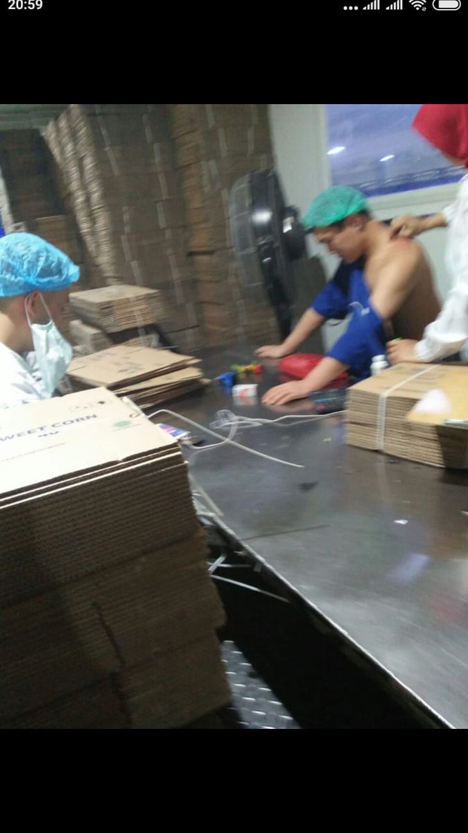 MazdamV's tweet photo. @BambangMurdiyo1 Ini orang Chinanya kerokan aja diarea kerja Aice https://t.co/7eo5ezZvVv