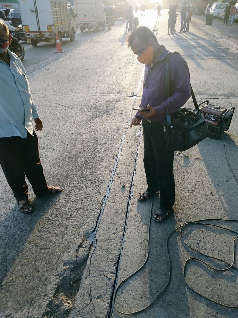 Mankhurdgovandi's tweet photo. @mybmcWardME @mybmc @mybmcRoads #mankhurd #govandi @CMOMaharashtra @AUThackeray @RoadsOfMumbai @AndFootpath @mumbaitraffic #mumbaikar #GMLR
Ghatkopar Mankhurd Link road both way, many cuts are their..many accident  bike slipped due to cut..no proper work followed by contractor.. https://t.co/h98ChO1Tf5