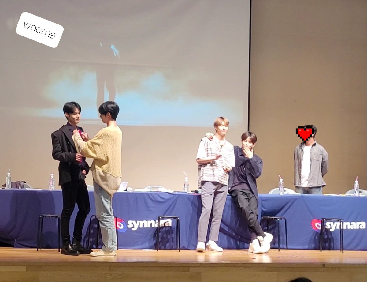 hswmaalways's tweet photo. 210523 신나라 하울링 팬사인회 

긴 여정 잠들기 전  몇장 올려 봄..

사이좋은  빅톤이들이 이뻐서♡

#빅톤 #VICTON  #Continuous #하울링 #Howling #한승우 #빅톤사랑해 https://t.co/O9ASq18RuW