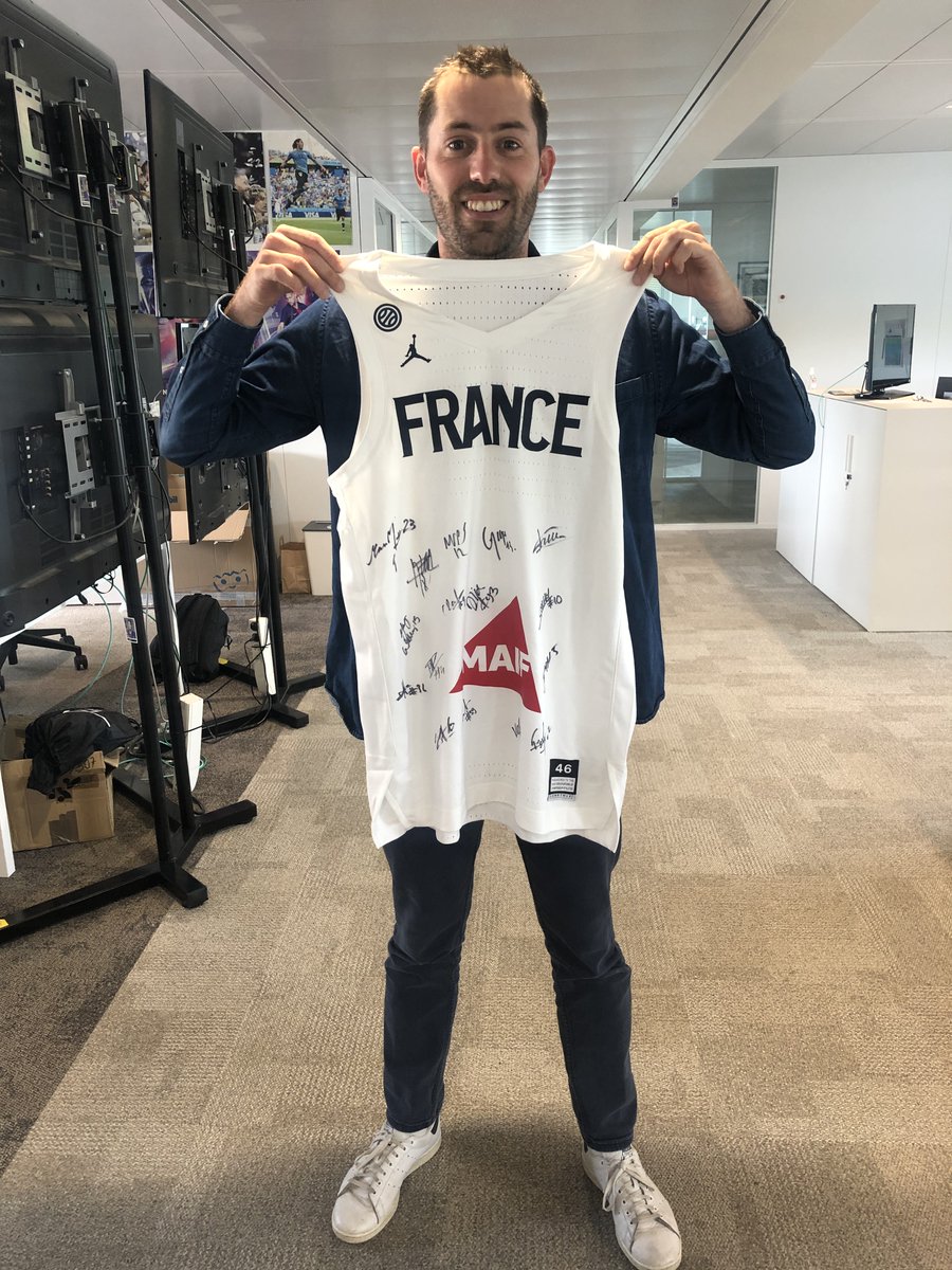 🚨 [CADEAU] 🇫🇷🏀

France - Espagne en ce moment sur <a href="/lachainelequipe/">la chaine L'Équipe</a> ! 📺

Les Bleues préparent les JO. Nous vous offrons le maillot tricolore dédicacé par toutes les joueuses ! <a href="/FRABasketball/">Équipes de France de Basket</a> 

🍀 RT + follow <a href="/lequipedusoir/">L'Équipe du soir</a>. Tirage au sort dans l'#EDS.